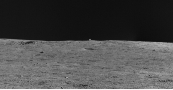玉兔二号在月球发现“小屋”状物体，预计经过两到三个月昼的跋涉就可以到达目的地