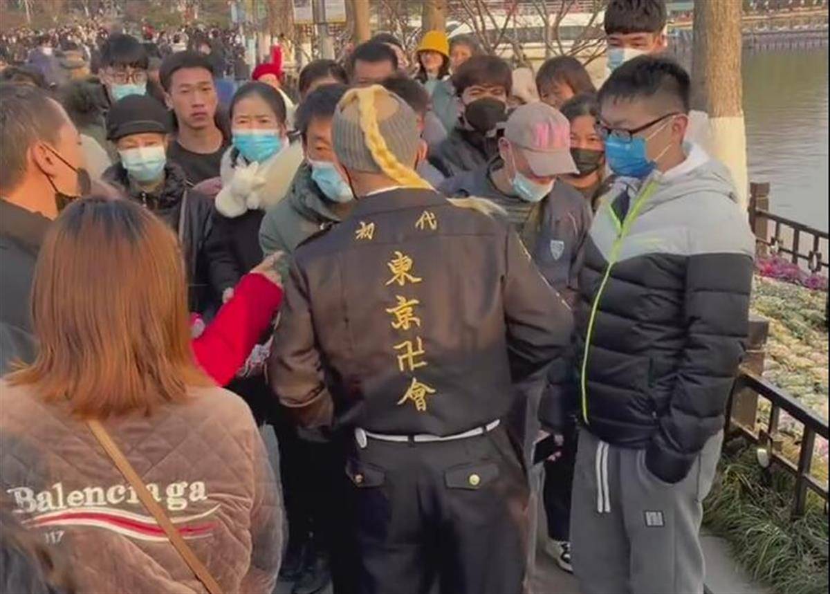 南京一男子公园里穿异国服饰被围住，景区：展示个性要考虑普遍价值观